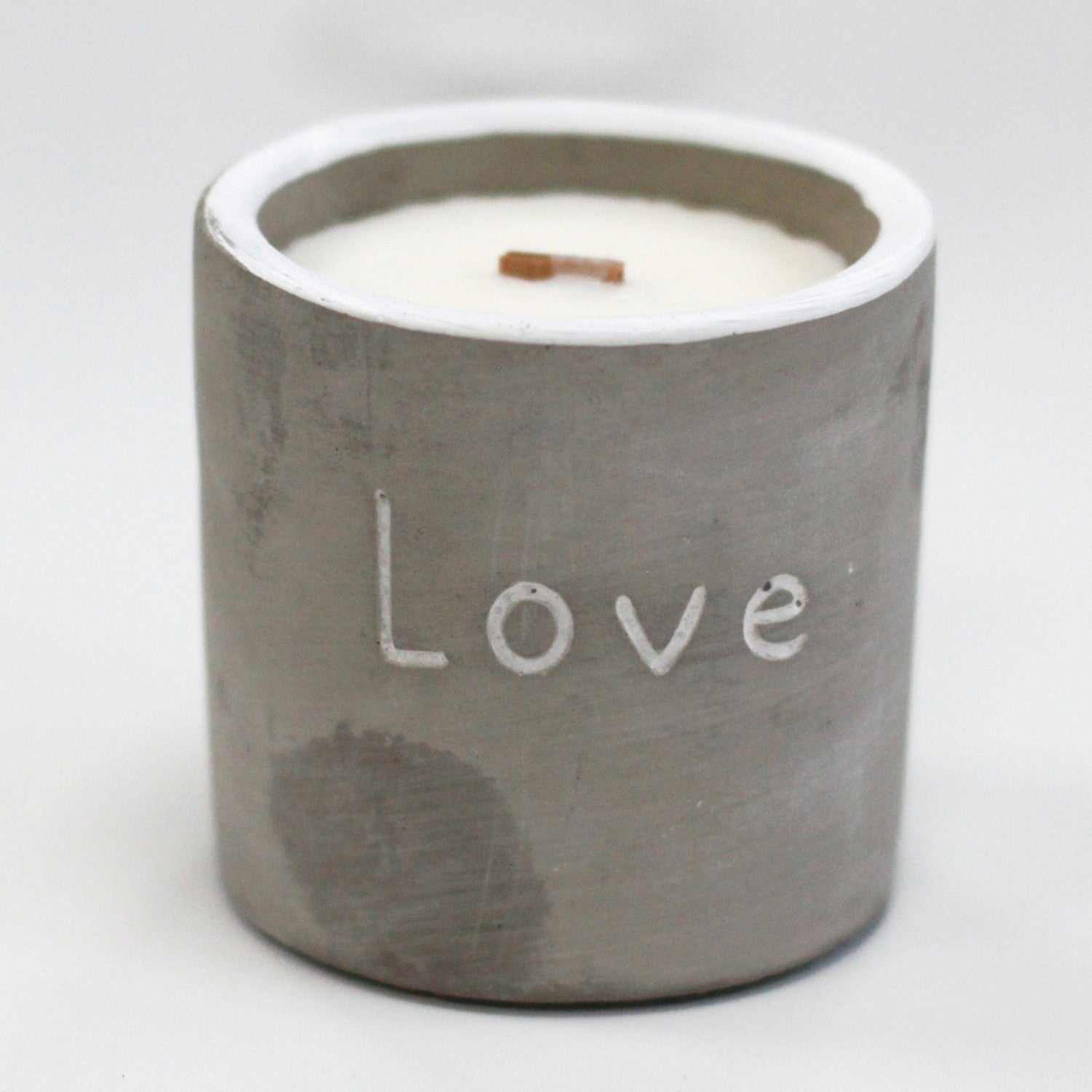 Medium concrete pot candle with wooden wick and "Love" engraving, handcrafted with purple fig and casis scent.